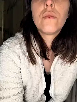 Snapshot of Linalicious chatting on March 18, 5:42 pm Linalicious online show from March 18, 5:42 pm