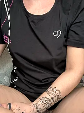 Snapshot of Linalicious chatting on March 2, 6:36 am Linalicious online show from March 2, 6:36 am