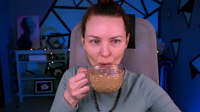 VandaRossi online show from March 19, 5:30 am