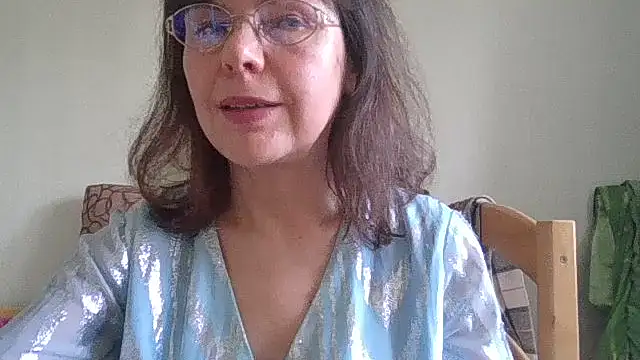 HollyJewel online show from April 15, 12:45 pm