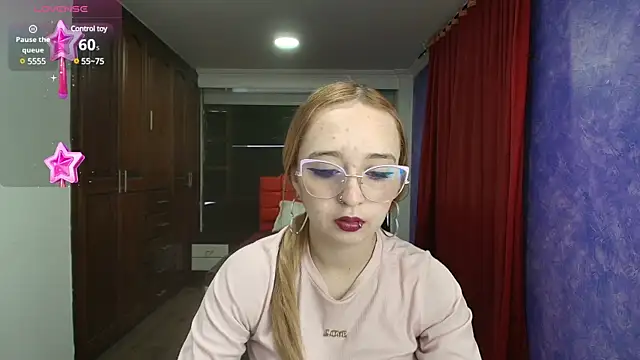 Snapshot of Liaroberts1 chatting on December 28, 12:03 pm Liaroberts1 online show from December 28, 12:03 pm