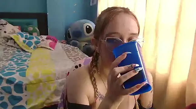 Snapshot of Liaroberts1 chatting on February 8, 9:15 pm Liaroberts1 online show from February 8, 9:15 pm