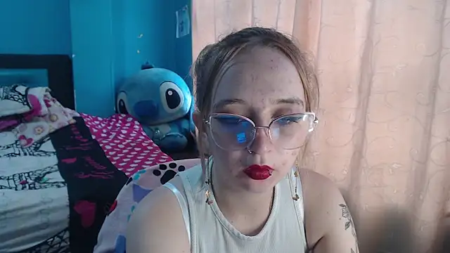 Snapshot of Liaroberts1 chatting on February 10, 12:18 pm Liaroberts1 online show from February 10, 12:18 pm