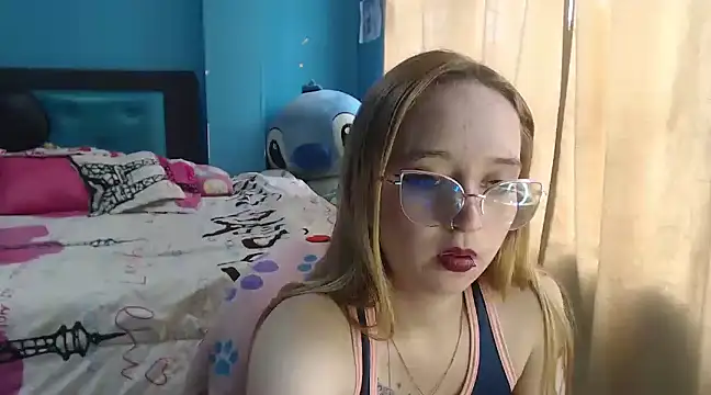 Snapshot of Liaroberts1 chatting on February 13, 6:16 pm Liaroberts1 online show from February 13, 6:16 pm