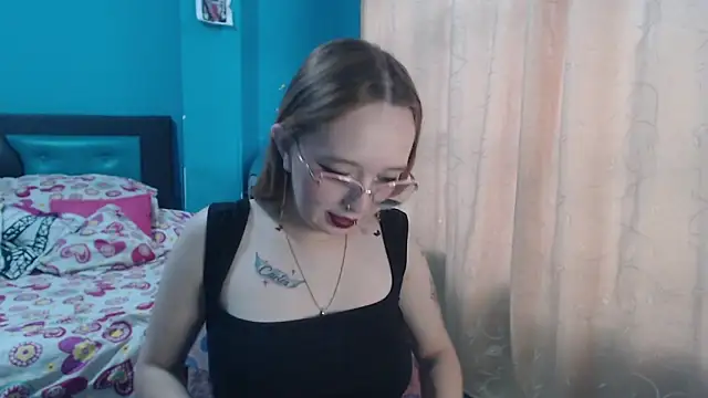 Snapshot of Liaroberts1 chatting on February 22, 12:08 pm Liaroberts1 online show from February 22, 12:08 pm