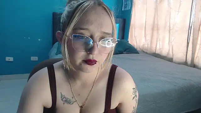 Snapshot of Liaroberts1 chatting on September 13, 12:05 pm Liaroberts1 online show from September 13, 12:05 pm