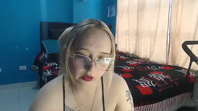 Snapshot of Liaroberts1 chatting on September 18, 11:56 am Liaroberts1 online show from September 18, 11:56 am