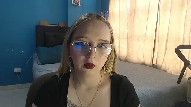 Snapshot of Liaroberts1 chatting on October 20, 11:54 am Liaroberts1 online show from October 20, 11:54 am