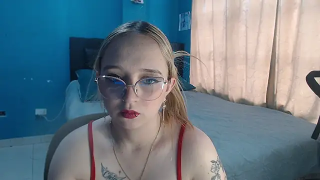 Snapshot of Liaroberts1 chatting on October 28, 11:58 am Liaroberts1 online show from October 28, 11:58 am