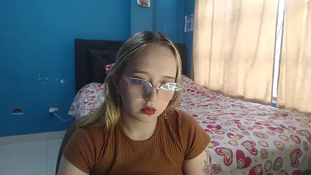 Snapshot of Liaroberts1 chatting on December 4, 12:14 pm Liaroberts1 online show from December 4, 12:14 pm