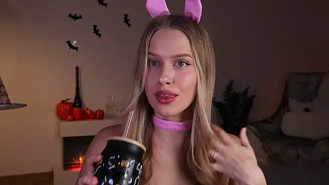 Snapshot of ella_twinkl chatting on October 24, 6:26 pm ella twinkl online show from October 24, 6:26 pm