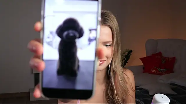 Snapshot of ella_twinkl chatting on December 4, 6:38 pm ella twinkl online show from December 4, 6:38 pm