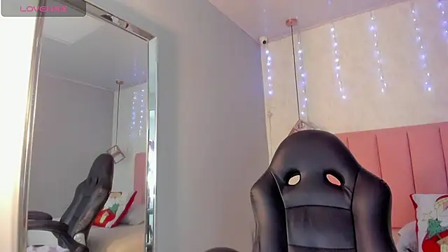 SUNNYCYRUS online show from December 17, 12:33 pm