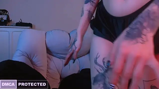 Snapshot of NaughtyLittleFox chatting on January 28, 8:25 am NaughtyLittleFox online show from January 28, 8:25 am