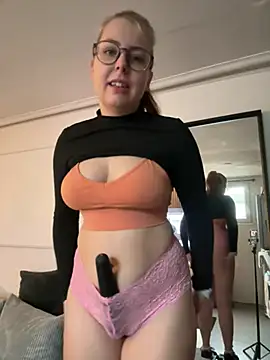 Livewithlucy online show from February 6, 8:29 am