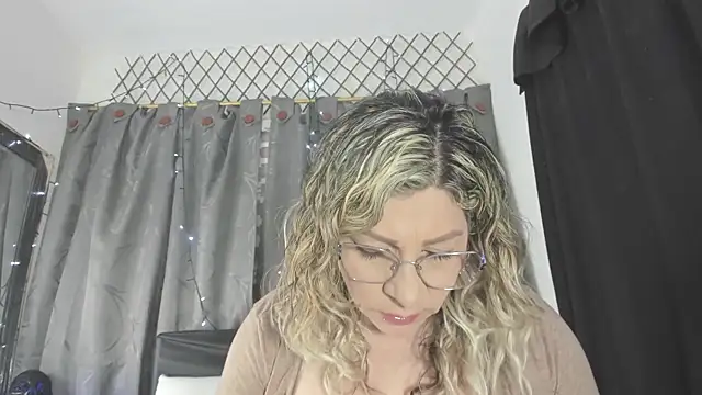 Snapshot of eva1saenz chatting on November 27, 8:44 pm eva1saenz online show from November 27, 8:44 pm