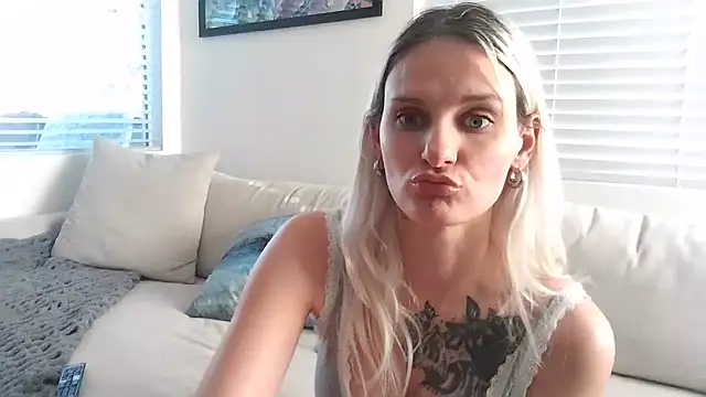 Snapshot of BonnieBazz chatting on December 2, 11:18 pm BonnieBazz online show from December 2, 11:18 pm