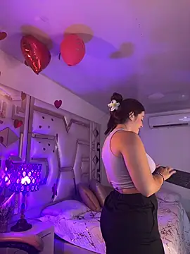 Snapshot of Chloee_Evans1 chatting on February 23, 9:16 pm Chloee Evans1 online show from February 23, 9:16 pm