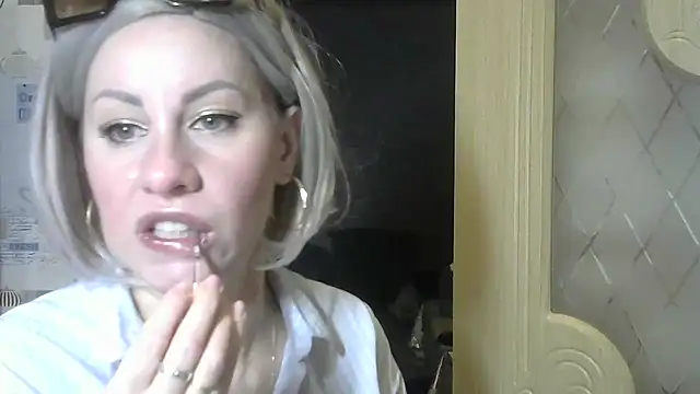 Snapshot of TherestlessKitty chatting on December 3, 6:04 am TherestlessKitty online show from December 3, 6:04 am