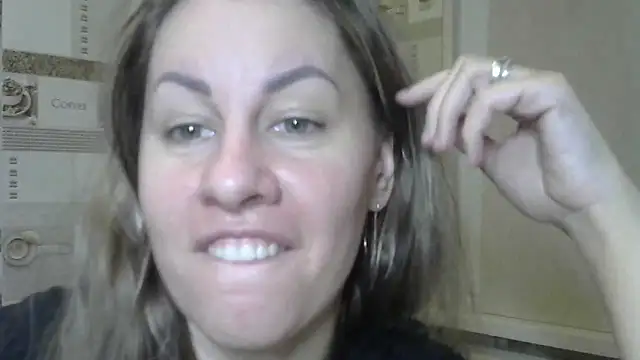 Snapshot of TherestlessKitty chatting on December 8, 9:02 am TherestlessKitty online show from December 8, 9:02 am