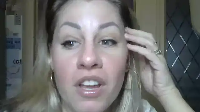 Snapshot of TherestlessKitty chatting on February 27, 5:24 am TherestlessKitty online show from February 27, 5:24 am