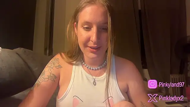 Snapshot of Pinkyladyxxx chatting on May 15, 11:12 pm Pinkyladyxxx online show from May 15, 11:12 pm