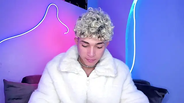 Snapshot of ASHTON_REITENBACH01 chatting on December 4, 7:45 pm ASHTON REITENBACH01 online show from December 4, 7:45 pm