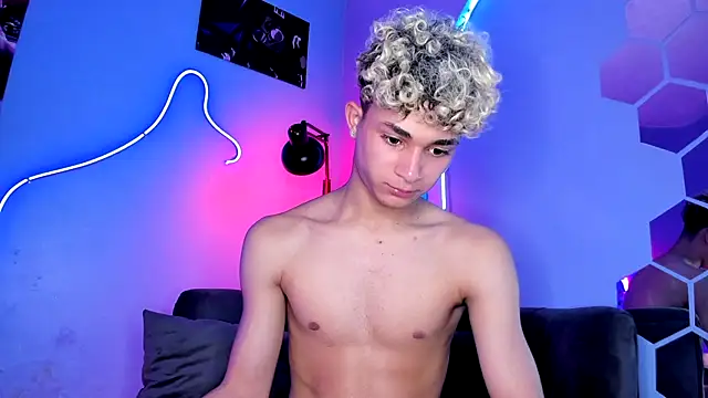 Snapshot of ASHTON_REITENBACH01 chatting on December 4, 10:51 pm ASHTON REITENBACH01 online show from December 4, 10:51 pm