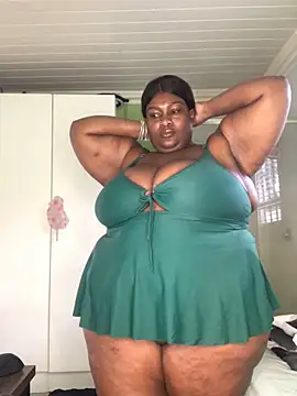 Snapshot of bustytitsxxx chatting on December 15, 4:40 am bustytitsxxx online show from December 15, 4:40 am