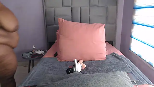 Snapshot of bustytitsxxx chatting on October 13, 8:47 am bustytitsxxx online show from October 13, 8:47 am