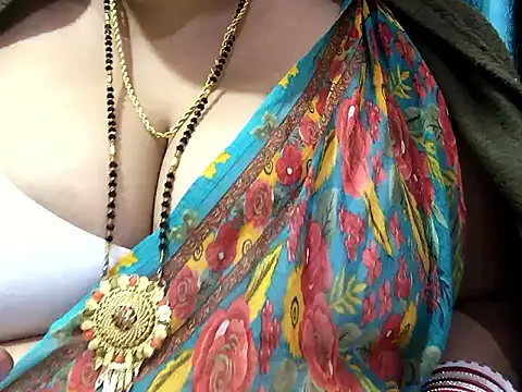 Snapshot of Desi_bhabhiii chatting on December 3, 6:26 am Desi bhabhiii online show from December 3, 6:26 am