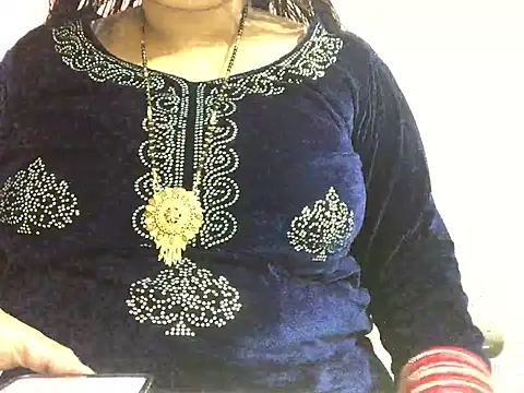 Snapshot of Desi_bhabhiii chatting on January 1, 6:05 am Desi bhabhiii online show from January 1, 6:05 am