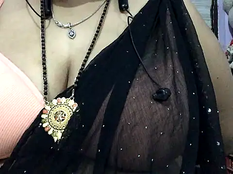 Snapshot of Desi_bhabhiii chatting on November 17, 6:19 am Desi bhabhiii online show from November 17, 6:19 am