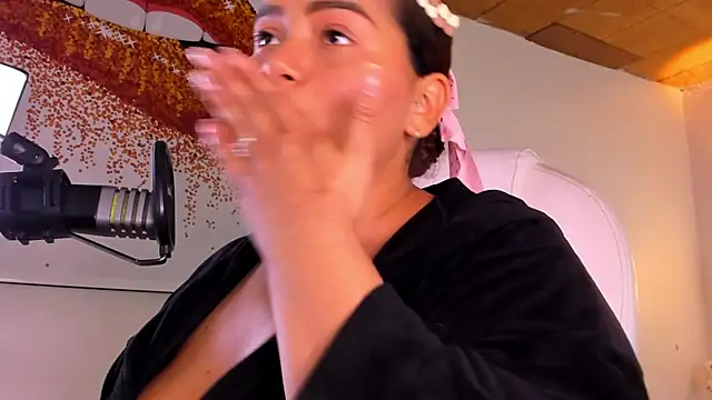 Snapshot of loly_marce chatting on March 7, 12:15 am loly marce online show from March 7, 12:15 am