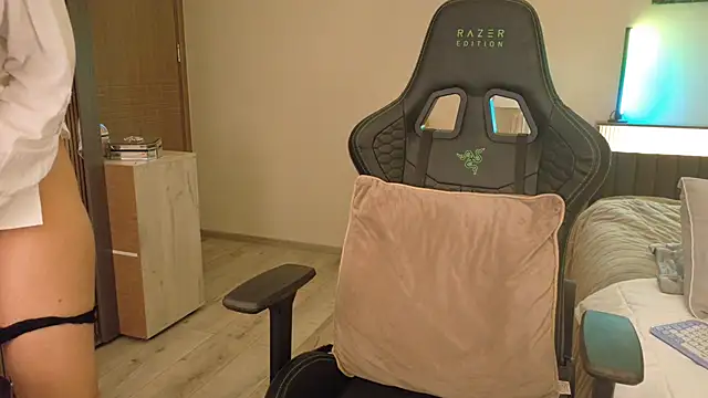 Snapshot of joycesilver chatting on December 4, 9:29 am joycesilver online show from December 4, 9:29 am