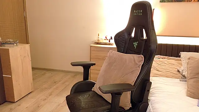 Snapshot of joycesilver chatting on December 5, 9:18 am joycesilver online show from December 5, 9:18 am