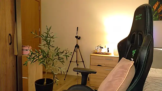 Snapshot of joycesilver chatting on January 19, 8:51 am joycesilver online show from January 19, 8:51 am