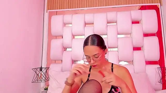 Snapshot of EmmyCruzZ chatting on November 19, 7:03 pm EmmyCruzZ online show from November 19, 7:03 pm