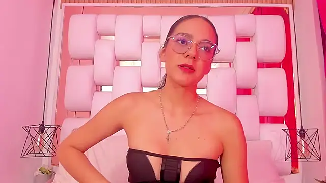 Snapshot of EmmyCruzZ chatting on December 4, 7:00 pm EmmyCruzZ online show from December 4, 7:00 pm