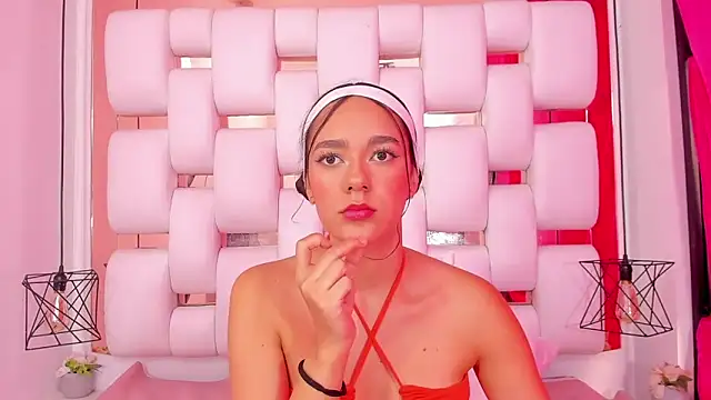 Snapshot of EmmyCruzZ chatting on December 13, 7:53 pm EmmyCruzZ online show from December 13, 7:53 pm