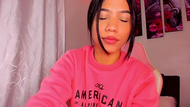 Snapshot of Alissarhys26 chatting on December 19, 1:07 am Alissarhys26 online show from December 19, 1:07 am