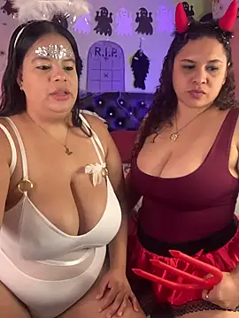 Snapshot of twocurvylatins chatting on October 31, 11:55 am twocurvylatins online show from October 31, 11:55 am