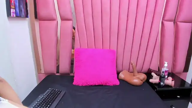 ChloeRosey online show from March 18, 8:23 pm