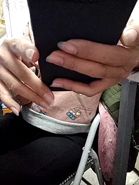 Snapshot of Haralushiaaa chatting on November 28, 1:03 pm Haralushiaaa online show from November 28, 1:03 pm