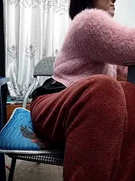 Snapshot of Haralushiaaa chatting on December 1, 2:11 pm Haralushiaaa online show from December 1, 2:11 pm