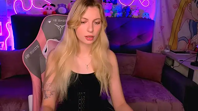 Snapshot of Maria_Hunt chatting on October 22, 2:23 am Maria Hunt online show from October 22, 2:23 am