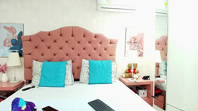 Snapshot of ThyaraJhons chatting on February 11, 11:48 am ThyaraJhons online show from February 11, 11:48 am