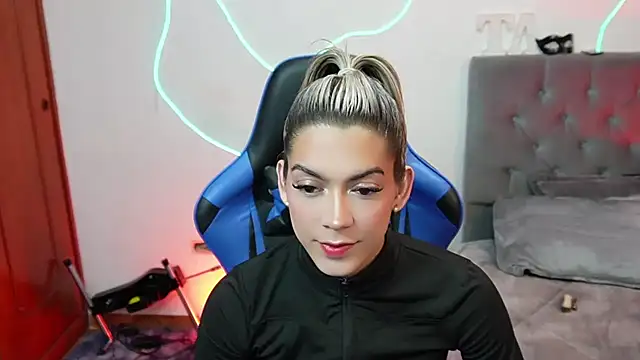 Snapshot of tay_ler3 chatting on December 6, 5:53 am tay ler3 online show from December 6, 5:53 am