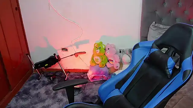 Snapshot of tay_ler3 chatting on December 9, 8:33 am tay ler3 online show from December 9, 8:33 am