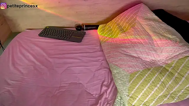 petitevictoria online show from February 6, 5:35 am